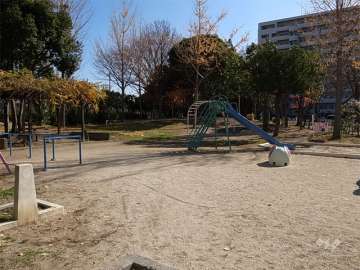 敷地に隣接して「東難波4丁目子ども広場」があります。