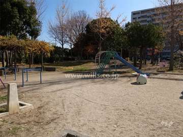 敷地に隣接して「東難波4丁目子ども広場」があります。