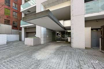 北側のエントランス