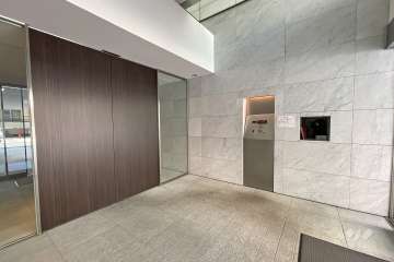 エントランスはオートロック付きです。