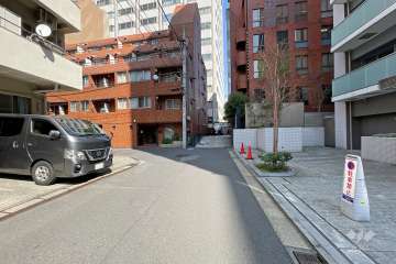 敷地北側の前面道路（西側から）