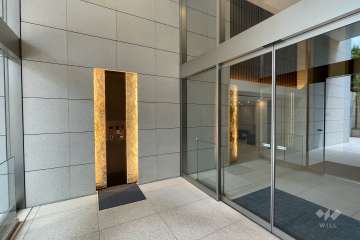 エントランスはオートロック付きです。