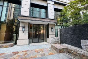 西側エントランス