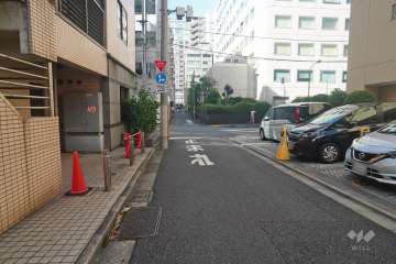 敷地西側の前面道路