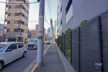 敷地西側の前面道路（南側から）