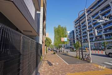 敷地南側の前面道路は環状三号線です（西側から）。