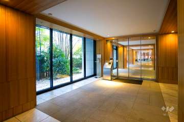 エントランスはオートロック付きです。　