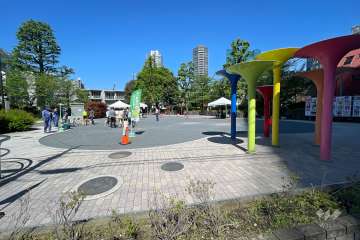 敷地北側に隣接する『六本木西公園』