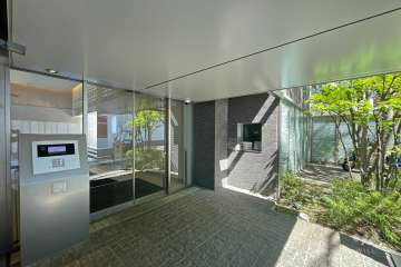 エントランスはオートロック付きです。