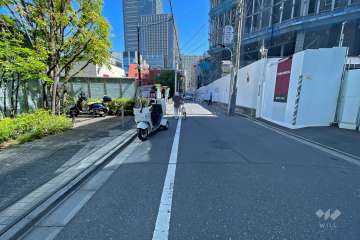 敷地南東側の前面道路（南西側から）