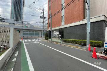敷地の南東側前面道路（北東側から）