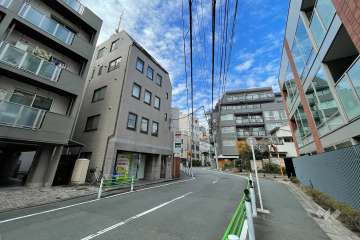 敷地の南西側前面道路（南東側から）
