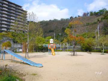 敷地の南側にある『すみれガ丘東公園』