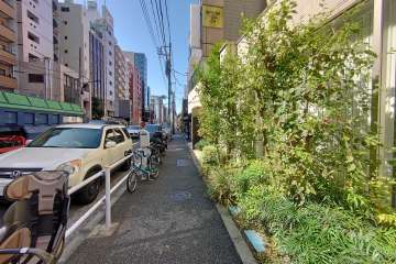 敷地南側の前面道路（東側から）