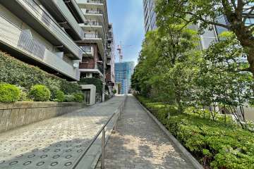 敷地北西側の前面道路（南西側から）