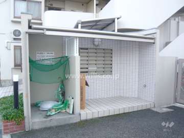 共用ポストとゴミ置き場