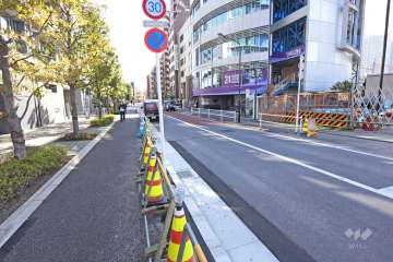 敷地南側の前面道路（東側から）