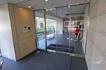 エントランスはオートロック付きです。