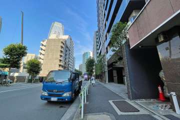 敷地の北東側前面道路（北西側から）