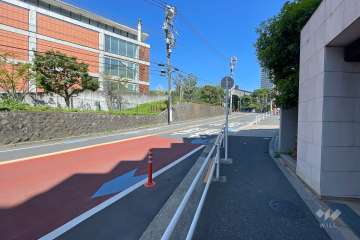 敷地西側の前面道路（南側から）