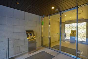 エントランスはオートロック付きです。