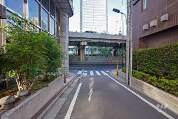 敷地北側の前面道路（西側から）