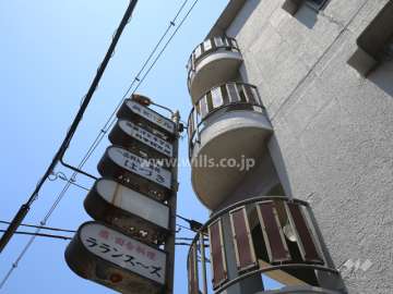 店の看板と階段