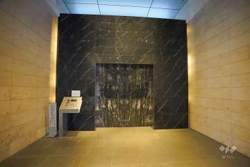 エントランスはオートロック付きです。