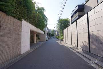 敷地の北東側前面道路（北西側から）