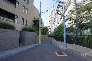 敷地の北西側前面道路（北東側から）