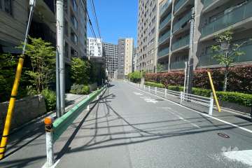 敷地北東側の前面道路（南東側から）