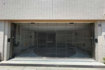 駐車場の出入り口（リングシャッター付き）