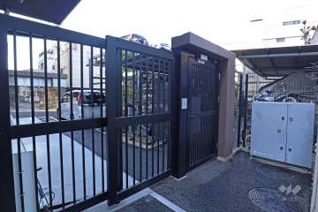 敷地内駐車場（屋外機械式）と敷地内駐車場（屋外平面式）、駐輪場