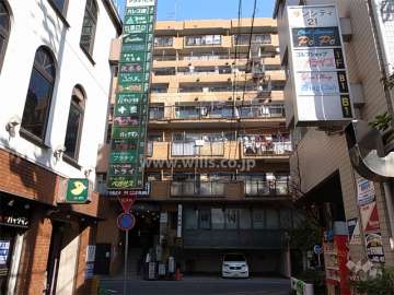 ダイアパレス尼崎の外観（南側から）　周辺には飲食店が多く立ち並んでいます。
