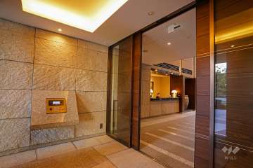 エントランスはオートロック付きです。