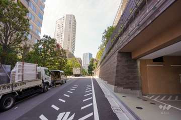 敷地西側の前面道路（北側から）