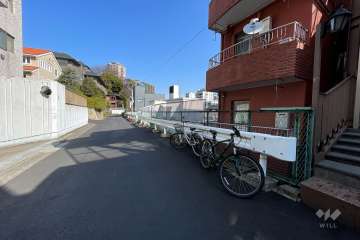 敷地西側の前面道路