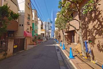 敷地西側の前面道路（南側から）