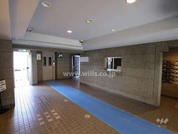 エントランスホール。エレベーターにはモニターが設置されています。