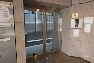 エントランスはオートロック付きです。