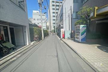 敷地北側の前面道路（西側から）
