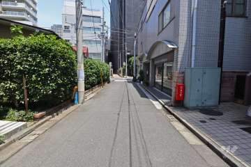 敷地北側の前面道路（東側から）