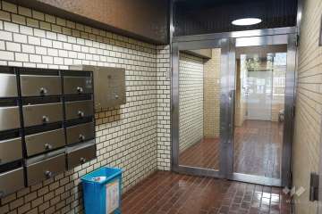 エントランスはオートロック付きです。