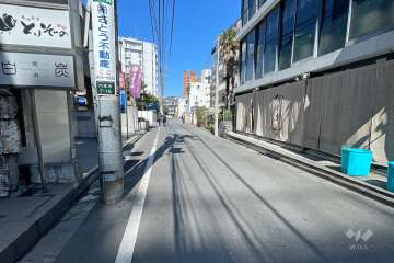 敷地北側の前面道路（東側から）