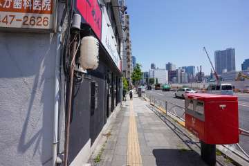 敷地東側前面道路は国道15号線です（南側から）。