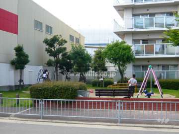 敷地の周囲は公開空地になっており、南部分には小さな公園があります。