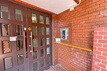 エントランスはオートロック付きです。