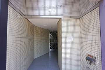 エントランスはオートロック付きです。