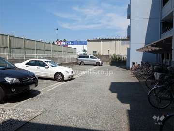 敷地内駐車場（屋外平面式）と駐輪場