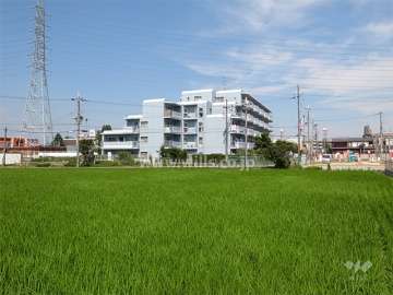 周辺は田畑の多いのどかな住宅地。敷地東側約40mの場所を国道171号線が走っています。